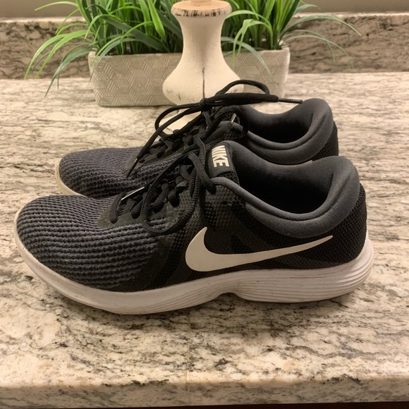 Nike Mesh Athletic Shoes/ gently worn - Picture 3 of 8